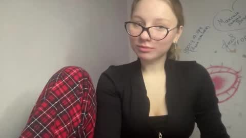 Snapshot of miraaroma chatting on September 2025 10:28:01 AM Stellary online show from September 2025 10:28:01 AM