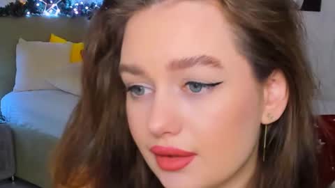 Snapshot of miraclecurly chatting on December 2024 08:12:02 PM Emma online show from December 2024 08:12:02 PM