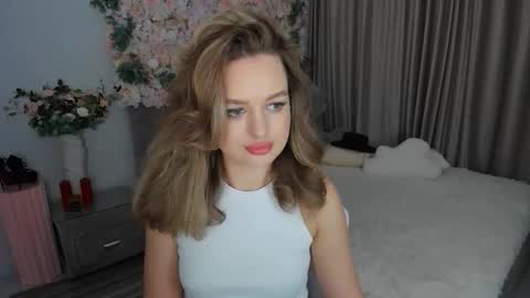 Snapshot of miraclecurly chatting on October 2025 07:33:02 PM Emma online show from October 2025 07:33:02 PM