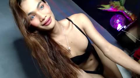 Snapshot of miraclegirl23 chatting on November 2025 06:59:01 AM Zoey online show from November 2025 06:59:01 AM