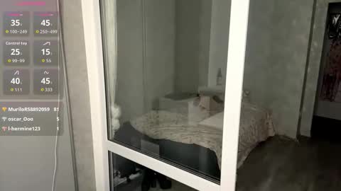 Molly online show from December 2025 07:53:02 PM