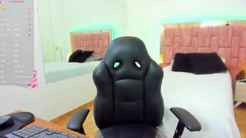 Snapshot of miss_crhys chatting on November 2025 03:19:02 PM Chryss online show from November 2025 03:19:02 PM