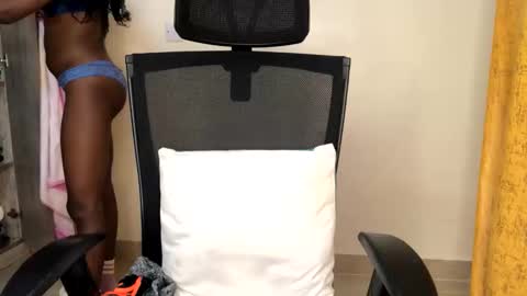 Snapshot of miss_squirts chatting on March 2026 01:43:01 AM BELLAH online show from March 2026 01:43:01 AM