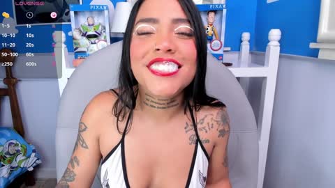 Snapshot of miss_vaiolette chatting on January 2025 11:43:01 AM Vaiolette online show from January 2025 11:43:01 AM