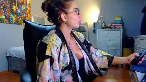 Alesyamuscledoll online show from May 2026 08:06:01 PM