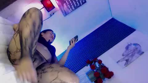 Nicole online show from October 2025 05:50:02 AM