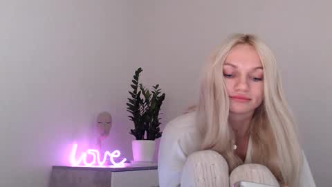 Snapshot of missemma1111 chatting on December 2024 09:31:02 PM EMMA online show from December 2024 09:31:02 PM