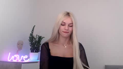 Snapshot of missemma1111 chatting on December 2024 10:03:02 PM EMMA online show from December 2024 10:03:02 PM