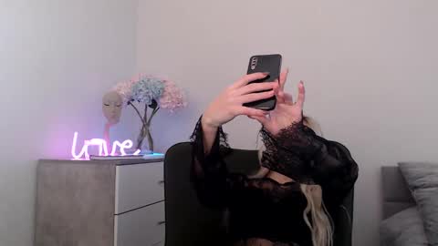 Snapshot of missemma1111 chatting on January 2025 01:11:01 PM EMMA online show from January 2025 01:11:01 PM