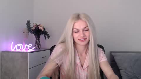 Snapshot of missemma1111 chatting on March 2025 09:40:02 PM EMMA online show from March 2025 09:40:02 PM