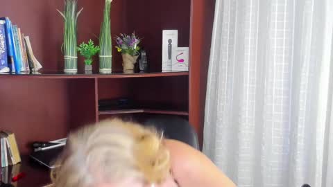 Escarlet online show from February 2025 08:39:02 AM