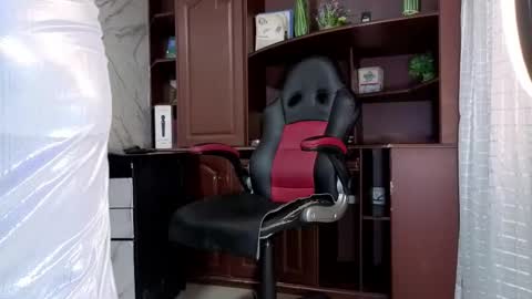 Escarlet online show from November 2025 02:47:02 AM