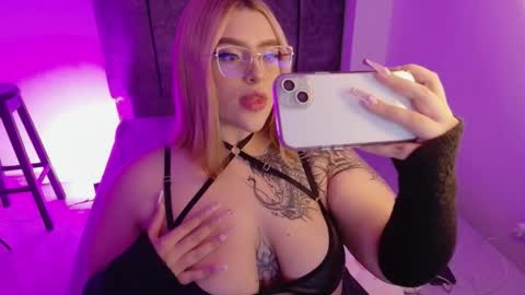 missevans_ online show from January 2026 08:01:02 PM