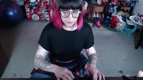 Miss Mia online show from November 2025 01:11:01 PM