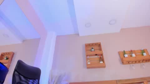 Mia  online show from November 2025 11:52:02 AM