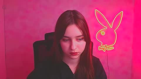 Mia online show from November 2025 07:57:01 PM