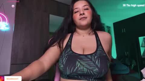 Snapshot of missmoonn chatting on February 2026 07:32:02 PM MissMoon online show from February 2026 07:32:02 PM