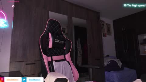 Snapshot of missmoonn chatting on March 2026 05:52:01 PM MissMoon online show from March 2026 05:52:01 PM