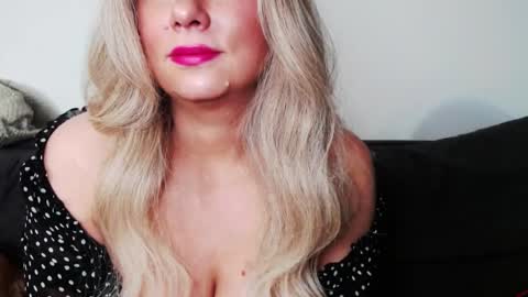 Snapshot of missqueen1416 chatting on March 2025 05:39:02 PM Missqueen1416 online show from March 2025 05:39:02 PM