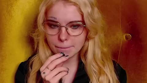 Snapshot of missslola chatting on September 2025 02:33:01 PM Misss Lola Angel online show from September 2025 02:33:01 PM