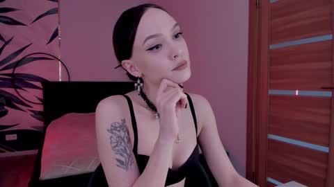 Snapshot of mistress_mialibra chatting on February 2025 12:00:01 PM Mistress Mia online show from February 2025 12:00:01 PM