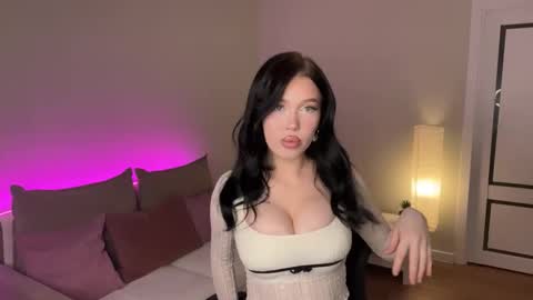 Mia online show from December 2025 08:17:01 PM