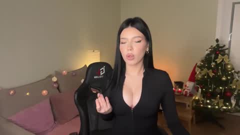 Mia online show from December 2025 10:06:02 PM