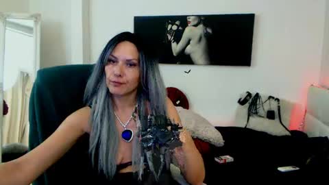 Snapshot of mistressevelyn_ chatting on December 2024 09:51:01 AM MistressEvelyn online show from December 2024 09:51:01 AM