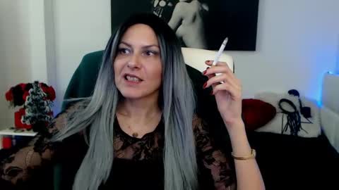 Snapshot of mistressevelyn_ chatting on December 2024 12:05:01 PM MistressEvelyn online show from December 2024 12:05:01 PM