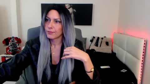 Snapshot of mistressevelyn_ chatting on December 2024 06:11:01 AM MistressEvelyn online show from December 2024 06:11:01 AM