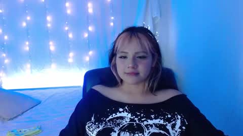 Snapshot of mixie_cute chatting on December 2024 12:19:01 AM mixie_cute online show from December 2024 12:19:01 AM