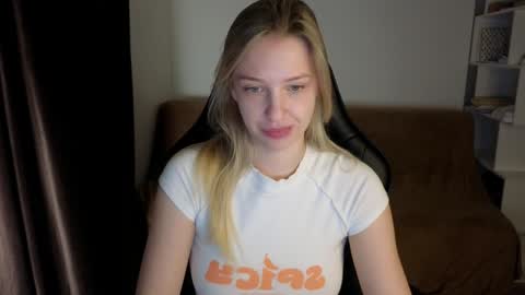 Snapshot of mmm_banana chatting on December 2024 04:44:02 AM Lili online show from December 2024 04:44:02 AM