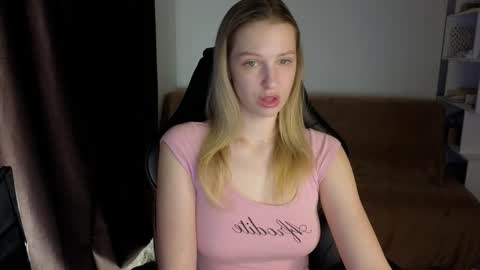 Snapshot of mmm_banana chatting on February 2025 08:37:01 PM Lili online show from February 2025 08:37:01 PM