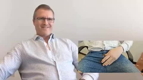 Snapshot of moe_001 chatting on September 2025 07:05:01 PM Moe online show from September 2025 07:05:01 PM