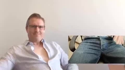 Snapshot of moe_001 chatting on September 2025 06:57:01 PM Moe online show from September 2025 06:57:01 PM