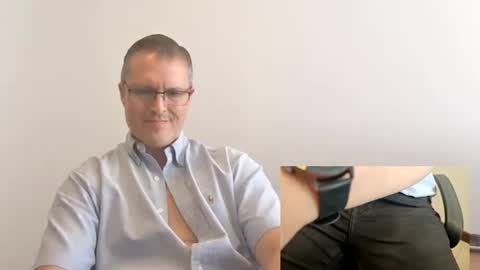 Snapshot of moe_001 chatting on December 2025 06:46:02 PM Moe online show from December 2025 06:46:02 PM