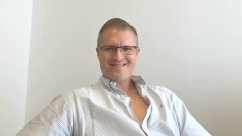 Snapshot of moe_001 chatting on December 2025 07:31:01 PM Moe online show from December 2025 07:31:01 PM