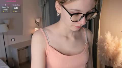 Snapshot of moirebroady chatting on December 2025 01:21:02 AM Laura online show from December 2025 01:21:02 AM