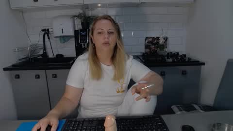 Snapshot of mojjo_erika chatting on September 2025 07:23:01 AM erika online show from September 2025 07:23:01 AM