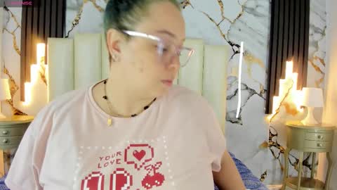 Snapshot of molliebue1 chatting on September 2025 12:32:01 PM Hey Guys Im Mollie online show from September 2025 12:32:01 PM