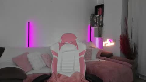 Molly online show from October 2025 06:06:02 PM