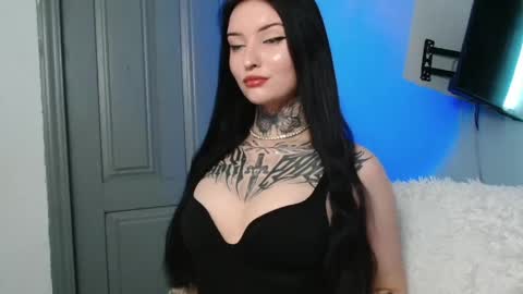 Snapshot of molly_montanaaa chatting on April 2026 09:23:01 AM Lina online show from April 2026 09:23:01 AM