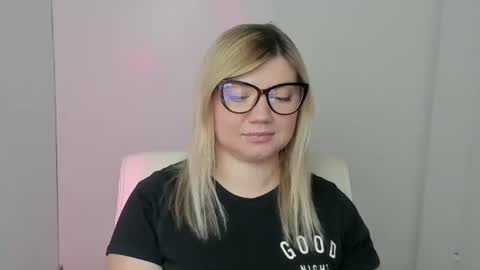 Snapshot of molly_moree chatting on October 2025 11:51:02 AM Molly online show from October 2025 11:51:02 AM