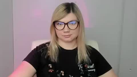 Snapshot of molly_moree chatting on October 2025 12:02:02 PM Molly online show from October 2025 12:02:02 PM