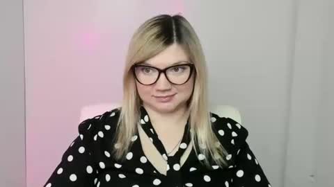 Snapshot of molly_moree chatting on October 2025 12:05:01 PM Molly online show from October 2025 12:05:01 PM