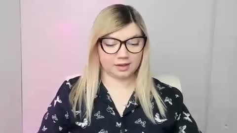 Snapshot of molly_moree chatting on October 2025 11:57:02 AM Molly online show from October 2025 11:57:02 AM