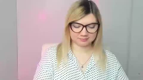 Snapshot of molly_moree chatting on October 2025 06:21:01 AM Molly online show from October 2025 06:21:01 AM