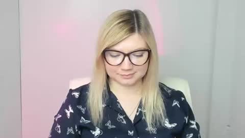 Snapshot of molly_moree chatting on November 2025 01:10:02 PM Molly online show from November 2025 01:10:02 PM