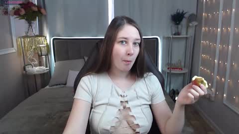 Snapshot of molly_moretti chatting on March 2025 05:22:02 AM check my bio online show from March 2025 05:22:02 AM