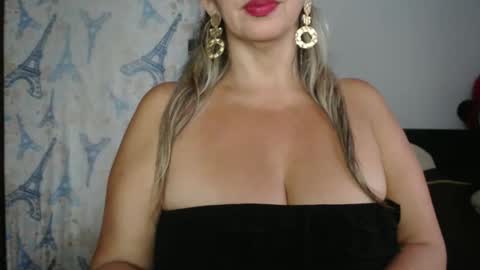 Snapshot of mollybunny01 chatting on September 2025 10:22:02 PM Molly Bunny online show from September 2025 10:22:02 PM